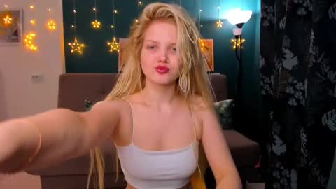 Snapshot of xloe_queen chatting on 02/07/25, 01:53 Chloe online show from 02/07/25, 01:53