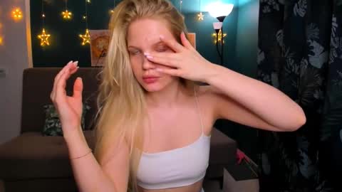 Snapshot of xloe_queen chatting on 02/21/25, 02:27 Chloe online show from 02/21/25, 02:27