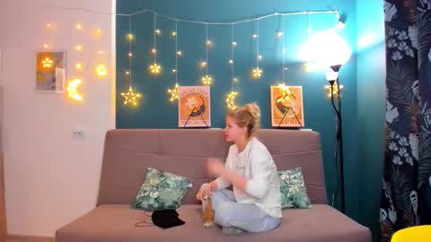 Snapshot of xloe_queen chatting on 02/25/25, 02:33 Chloe online show from 02/25/25, 02:33