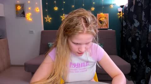 Snapshot of xloe_queen chatting on 03/01/25, 11:06 Chloe online show from 03/01/25, 11:06