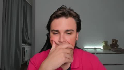 Snapshot of xx_raul_xx_ chatting on 10/20/25, 02:01 raul online show from 10/20/25, 02:01