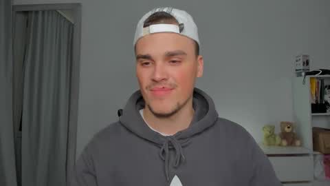 Snapshot of xx_raul_xx_ chatting on 11/29/25, 07:28 raul online show from 11/29/25, 07:28