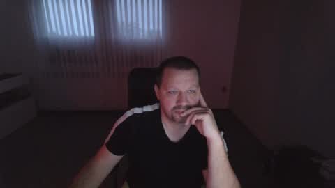 Snapshot of xxstrikerxx chatting on 12/11/24, 07:09 Eddi online show from 12/11/24, 07:09