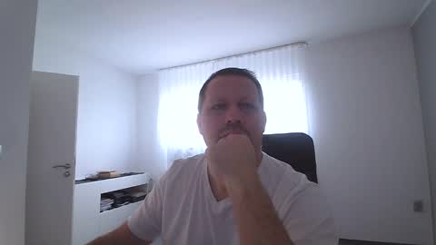 Snapshot of xxstrikerxx chatting on 12/18/24, 10:19 Eddi online show from 12/18/24, 10:19