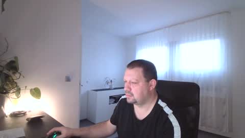 Snapshot of xxstrikerxx chatting on 01/22/25, 07:57 Eddi online show from 01/22/25, 07:57