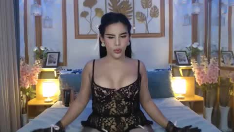 yakarena online show from 11/18/25, 04:33