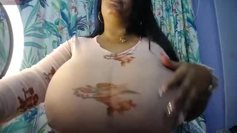 Snapshot of yasmin_bigtits chatting on 01/05/25, 01:04 Yasmin online show from 01/05/25, 01:04