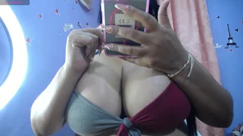 Snapshot of yasmin_bigtits chatting on 01/17/25, 11:06 Yasmin online show from 01/17/25, 11:06