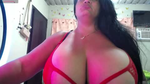Snapshot of yasmin_bigtits chatting on 03/06/25, 10:41 Yasmin online show from 03/06/25, 10:41