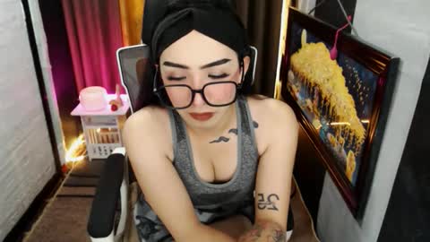 Snapshot of yassiered chatting on 10/25/25, 08:55 yassiered online show from 10/25/25, 08:55