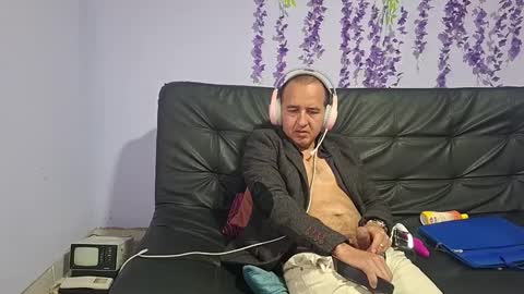 Hazzan online show from 11/17/25, 04:13