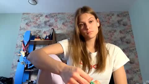 Snapshot of yenrowsell chatting on 10/13/25, 09:31 Emma online show from 10/13/25, 09:31