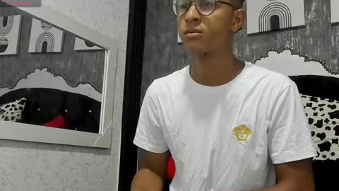 Snapshot of yeps_pluss chatting on 10/12/25, 08:08 M O R E N O online show from 10/12/25, 08:08