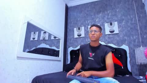 Snapshot of yeps_pluss chatting on 10/14/25, 08:31 M O R E N O online show from 10/14/25, 08:31