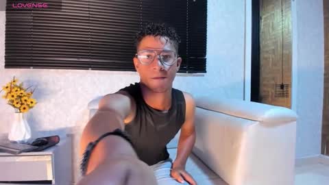 Snapshot of yeps_pluss chatting on 10/17/25, 08:22 M O R E N O online show from 10/17/25, 08:22