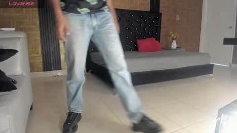 Snapshot of yeps_pluss chatting on 10/19/25, 08:20 M O R E N O online show from 10/19/25, 08:20