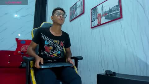 Snapshot of yeps_pluss chatting on 10/22/25, 09:14 M O R E N O online show from 10/22/25, 09:14