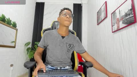 Snapshot of yeps_pluss chatting on 10/24/25, 09:44 M O R E N O online show from 10/24/25, 09:44