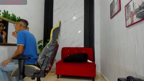 Snapshot of yeps_pluss chatting on 10/25/25, 08:25 M O R E N O online show from 10/25/25, 08:25