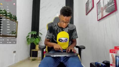 Snapshot of yeps_pluss chatting on 10/28/25, 07:49 M O R E N O online show from 10/28/25, 07:49