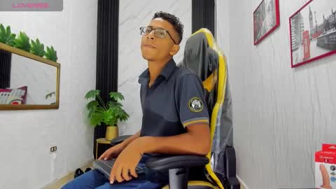 Snapshot of yeps_pluss chatting on 10/30/25, 08:20 M O R E N O online show from 10/30/25, 08:20