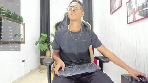 Snapshot of yeps_pluss chatting on 11/02/25, 08:22 M O R E N O online show from 11/02/25, 08:22