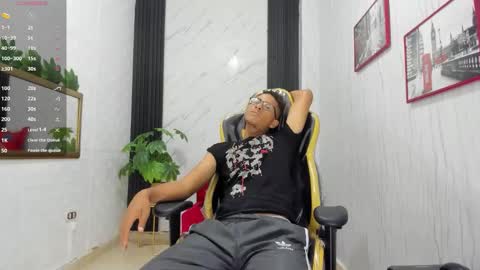 Snapshot of yeps_pluss chatting on 11/03/25, 08:43 M O R E N O online show from 11/03/25, 08:43