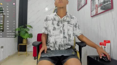 Snapshot of yeps_pluss chatting on 11/04/25, 10:09 M O R E N O online show from 11/04/25, 10:09