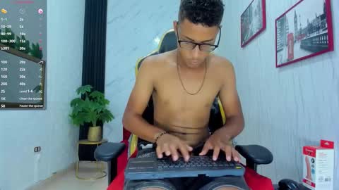 Snapshot of yeps_pluss chatting on 11/11/25, 10:54 M O R E N O online show from 11/11/25, 10:54