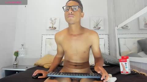 Snapshot of yeps_pluss chatting on 11/12/25, 09:58 M O R E N O online show from 11/12/25, 09:58