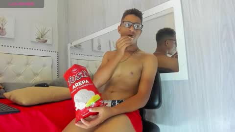 Snapshot of yeps_pluss chatting on 11/15/25, 09:00 M O R E N O online show from 11/15/25, 09:00