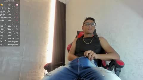 Snapshot of yeps_pluss chatting on 11/19/25, 09:15 M O R E N O online show from 11/19/25, 09:15