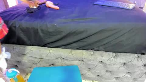 yiyisandoval online show from 11/14/25, 07:23