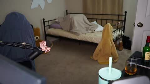 Snapshot of ynaong chatting on 01/03/25, 08:10 Palmela Handerson online show from 01/03/25, 08:10