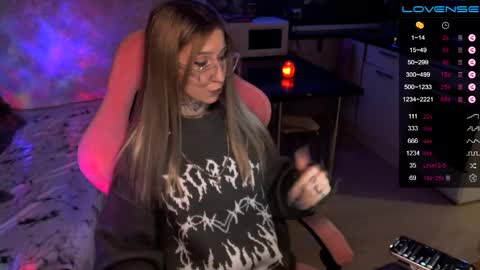 Snapshot of yngmilf_ chatting on 12/15/24, 10:37 online show from 12/15/24, 10:37