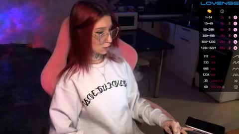 Snapshot of yngmilf_ chatting on 12/19/24, 09:06 online show from 12/19/24, 09:06
