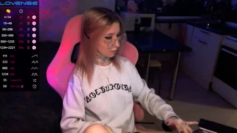 Snapshot of yngmilf_ chatting on 01/08/25, 10:06 online show from 01/08/25, 10:06
