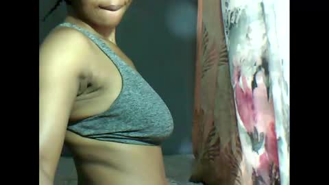 Snapshot of yoncexx25 chatting on 02/22/25, 08:40 amazingkellyxx online show from 02/22/25, 08:40
