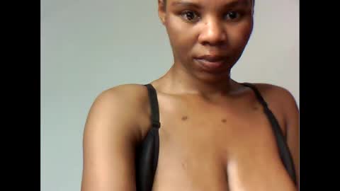 Snapshot of yoncexx25 chatting on 10/17/25, 07:44 amazingkellyxx online show from 10/17/25, 07:44