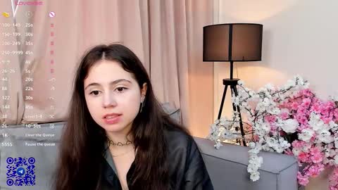 Snapshot of you_fell_in_love chatting on 09/18/25, 10:39 Elizabeth brunette -- Darline blonde online show from 09/18/25, 10:39
