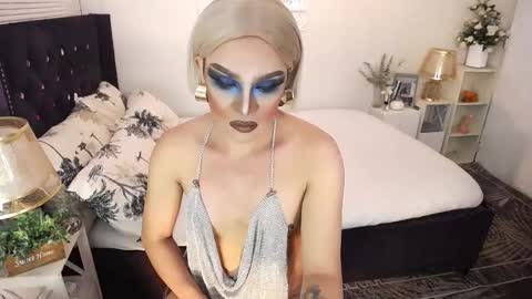 Snapshot of yourlivingonurdream chatting on 11/11/25, 04:12 -- online show from 11/11/25, 04:12