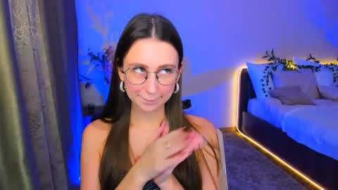Snapshot of yourlovelystoryy chatting on 09/23/25, 05:27 Vetta online show from 09/23/25, 05:27