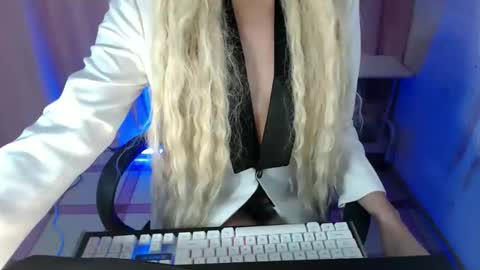 Snapshot of yoursweet_sandra chatting on 10/08/25, 05:21 MYSTERIOUS QUEEN online show from 10/08/25, 05:21