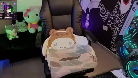    rawr   Anne Independent model      online show from 11/10/25, 07:24