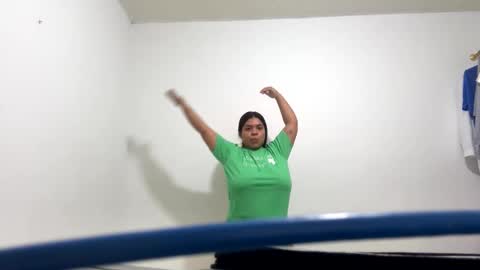 Yuli and SaraIndependent model online show from 10/31/25, 04:02