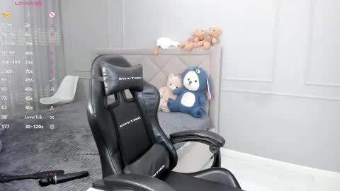 yunleah online show from 09/23/25, 01:41