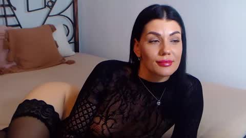 Snapshot of yvonneeverlee chatting on 12/16/24, 12:37 I V Y online show from 12/16/24, 12:37