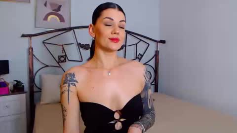 Snapshot of yvonneeverlee chatting on 12/26/24, 08:53 I V Y online show from 12/26/24, 08:53