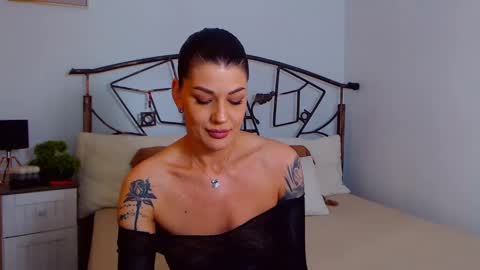 Snapshot of yvonneeverlee chatting on 02/27/25, 09:14 I V Y online show from 02/27/25, 09:14