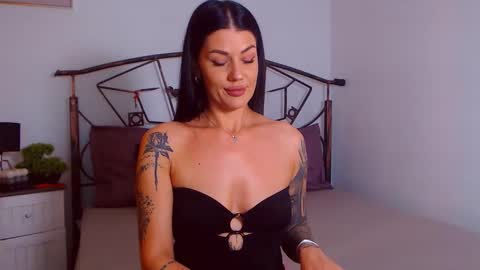Snapshot of yvonneeverlee chatting on 09/17/25, 07:48 I V Y online show from 09/17/25, 07:48